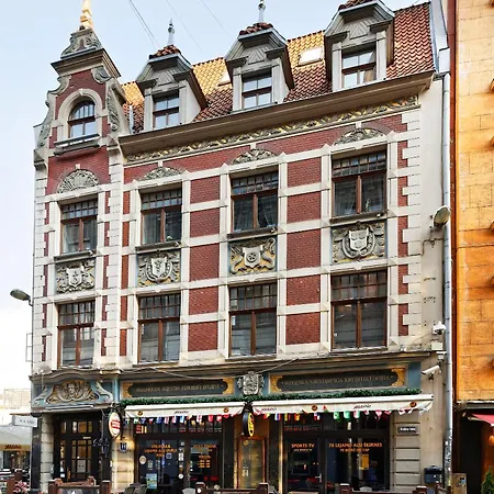 Spacious In Old Apartment Riga