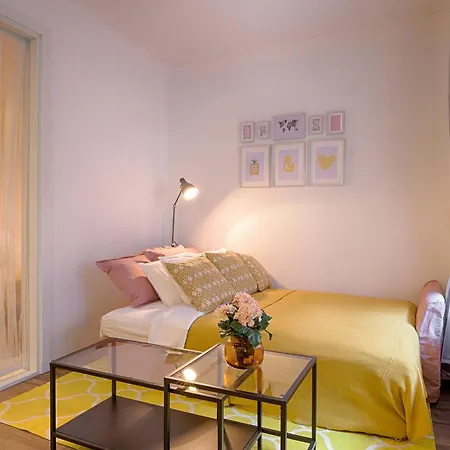 Spacious In Old Apartment Riga