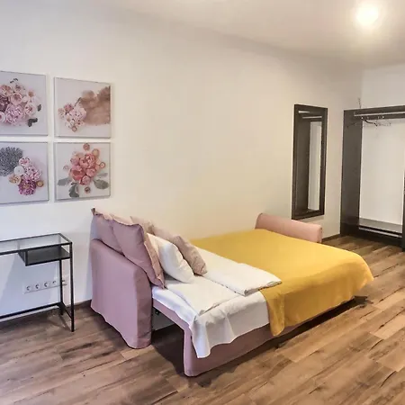 Spacious In Old Apartmán Riga
