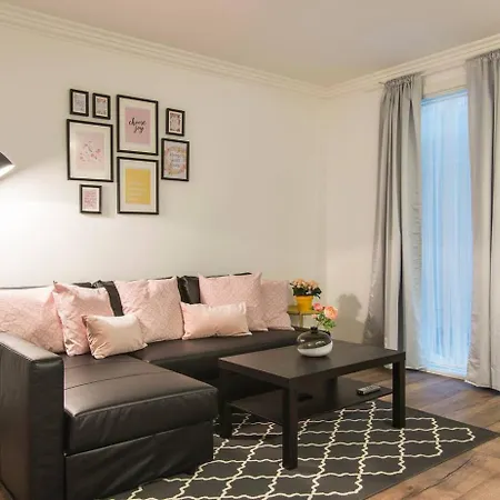 Spacious In Old Apartament